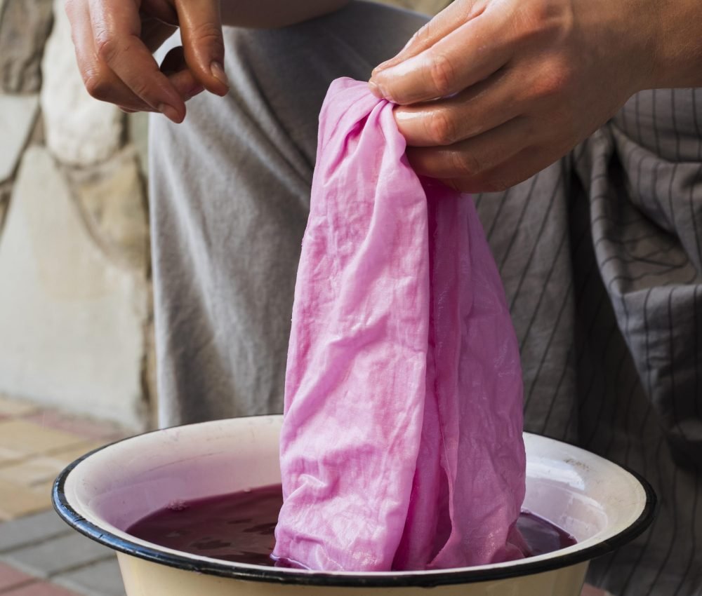 man-soaking-cloth-natural-pigment